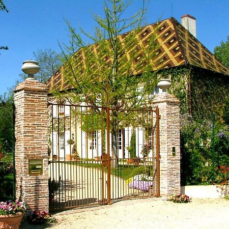 Bed and Breakfast Le Petit Manoir Des Bruyeres Villefargeau Exterior foto